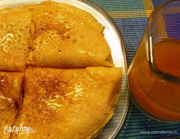 Опять смазать соусом и свернуть пополам. Должны получиться "уголочки". Так проделать со всеми блинчиками. Сложить их на тарелку и сверху смазать соусом. Блинчики Креп Сюзетт готовы. Т.к. в соусе есть сливочное масло, то блинчики нужно подавать к столу теплыми. Приятного аппетита!