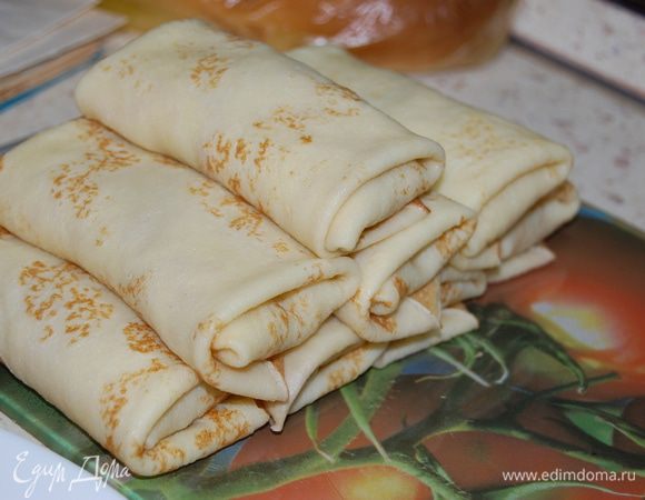 Выкладываем начинку на блинчик и сворачиваем конвертом.