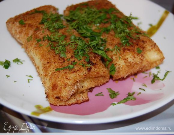 Обмакиеваем в яйцо, затем обваливаем в сухарях и обжариваем на раст. масле. Перед подачей посыпать мелко рубленной зеленью.