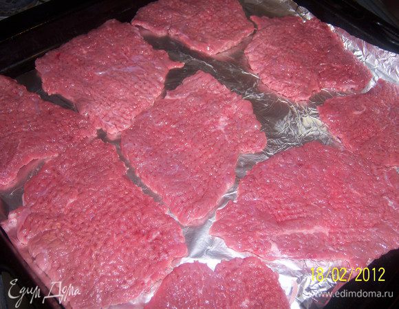 Противень постелить фольгой и смазать сливочным маслом и выложить мясо.