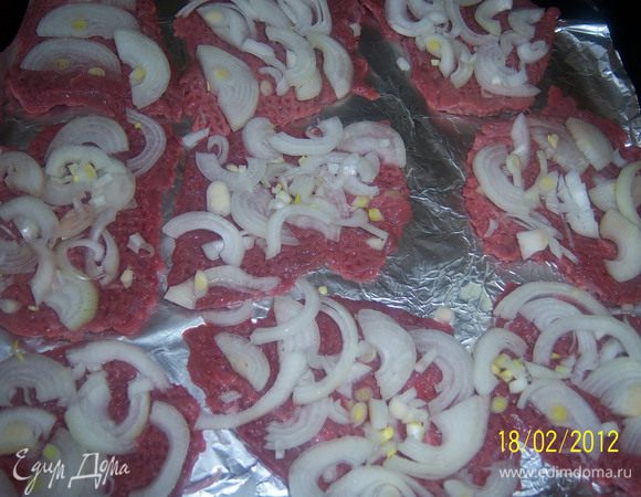 ...на мясо положить лук небольшим слоем