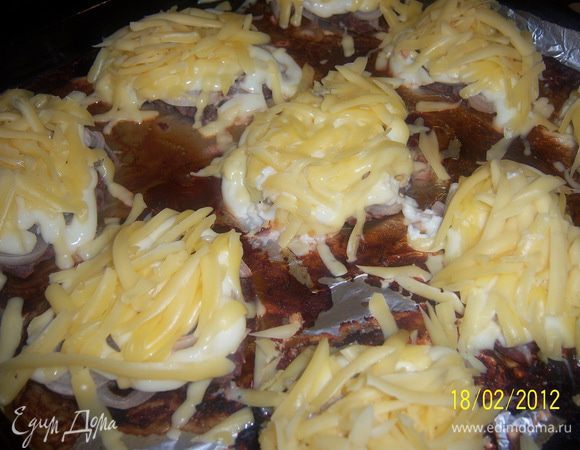 ...сверху положить сыр и в духовку ещё на 10мин.