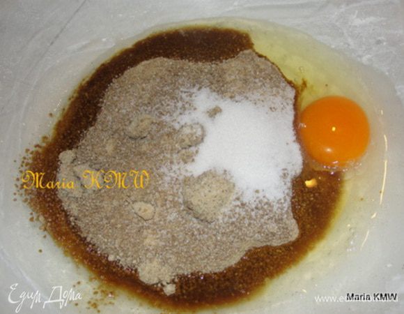 Ванильный и тростниковый сахар, яйца и йогурт смешать. Постоянно помешивая массу, влить растительное масло.
