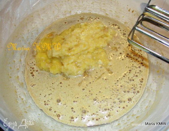 Бананы размять вилкой и смешать с массой.