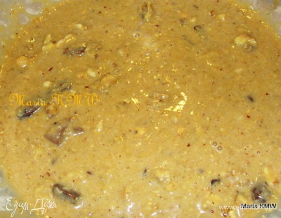 Шоколад и орехи порубить. Муку смешать с корицей, разрыхлителем, солью, шоколадом и орехами. Быстро соединить жидкую и сухую массы.