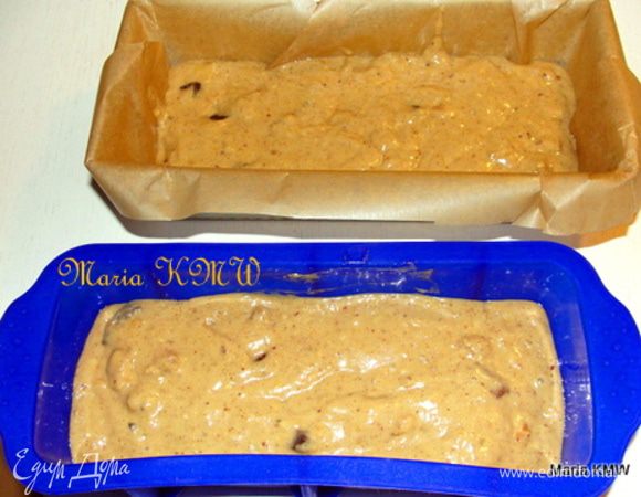 Формочки для выпечки хлеба смазать маслом или выложить бумагой для выпечки. Выложить тесто в формочки.
