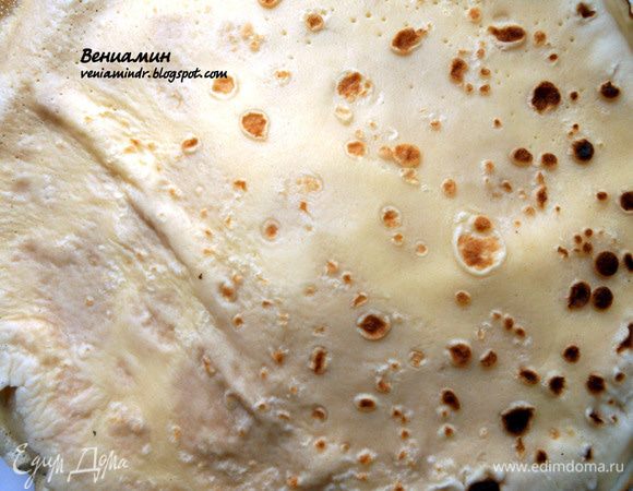 Испечь блинчики по вашему проверенному рецепту. У меня все просто: 2 яйца, немного соли и сахарной пудры, ложка оливкового масла; а мука и вода - интуитивно, консистенция достаточно жидкая. Как я и отметил, рецепт подойдет любой, думаю, в идеале тонкие и эластичные блинчики из пресного теста. ***А еще произошел сбой: я планировал приготовить кофейные блинчики, но в последний момент совсем забыл:)***