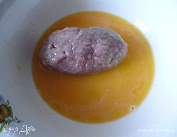 Взбить 2яйца с солью и каждую котлету обмакнуть в яичную смесь,дать стечь излишкам и обжарить на растительном масле на небольшом огне до румяного цвета.Готовые котлеты сложить в сотейник,накрыть крышкой и дать им отдохнуть 5минут.Подаем с любым гарниром или салатом.Приятного вам аппетита!:)