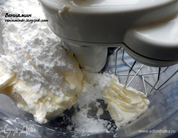 Маскарпоне соединить с сахарной пудрой и ромом (можно также добавить 0,5 ч.л. ванильного экстракта, чтобы оттенить сыр), и хорошо взбить. 