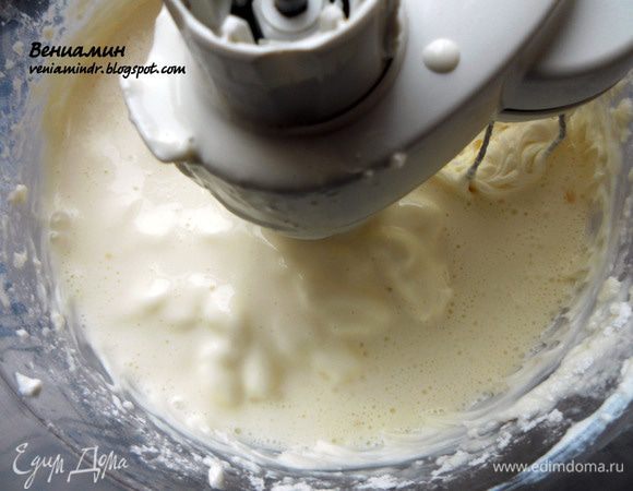 Ввести сливки с желатином, продолжать взбивать до однородности (на небольших оборотах), секунд 30 +-. 