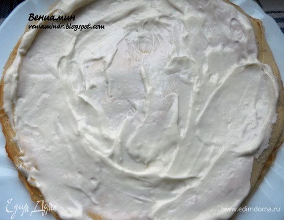 Собрать пирог, смазывая кремом (действовать следует оперативно, т.к. быстро загустевает). Последний слой - крем. Количество маскарпоне должно хватить на 12-15 блинчиков, хотя это зависит от их диаметра. Убрать в холодильник хотя бы на 2 часа.