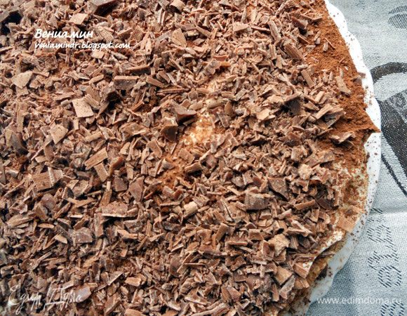 Поскольку в блинчики я забыл положить кофе, а подмешивать в крем его не хотелось, пошел другим способом. Немного (четверть десертной ложки) растворимого кофе хорошо растер (в пыль!), соединил с какао, и обильно присыпал им поверхность. Получился, конечно, не очень яркий кофейный вкус, но все равно очень похоже на тирамису! Ну а Вы все же можете приготовить кофейные блины. Перед подачей также присыпать шоколадом. И наслаждаться душевным российско-итальянским дуэтом:))) 