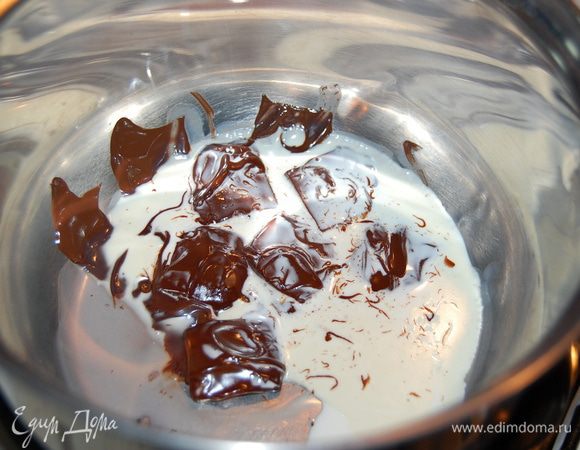 Теперь приступим к приготовлению начинки. Шоколад растопить на водяной бане, добавив ложку сливок.