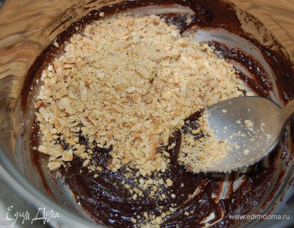 Орехи подсушить в духовке, очистить, порубить... Добавить к шоколаду.