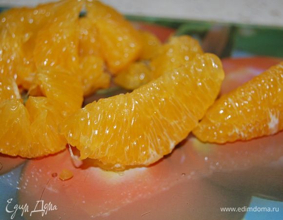 Апельсин очистить от кожуры, удалить все пленки...