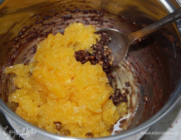 Мякоть нарезать кусочками, соединить с шоколадно-ореховой массой.