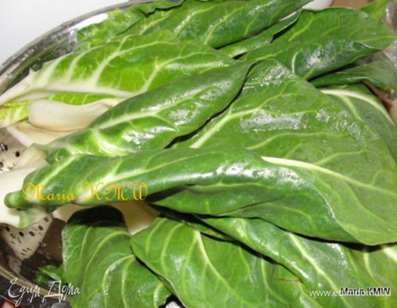 Сначала обработаем мангольд - снимаем листики. Помоем и обсушим их.