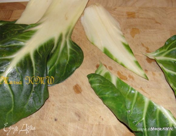 Вырежим у каждого листика грубую серединку и порубим на кусочки. Листики отложим в сторону.