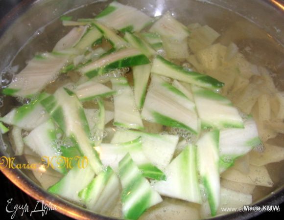 Отварим 15 минут в кипящей воде. Вынимаем шумовкой. 