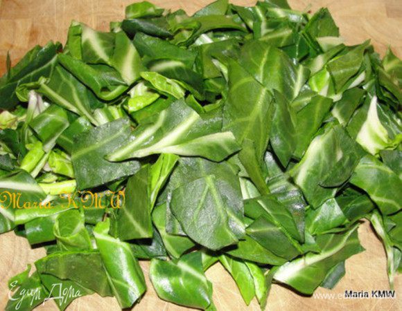 Рубим листики и отправляем их в кастрюльку с той же водой, даем закипеть и вынимаем шумовкой. Даем остыть.