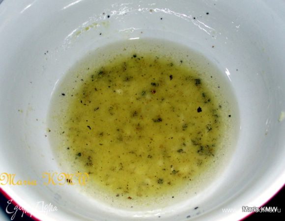 В это время сделаем заправку. Два зубчика чеснока мелко порубить, залить раст. маслом, винным уксусом, положить горчицы. Добавить соль и перец по-вкусу, все перемешать. 