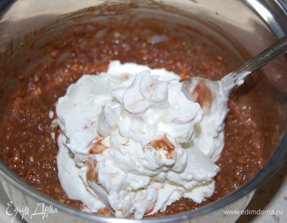 Сливки взбить с сахарной пудрой в пышную массу, добавить к массе... Перемешать.