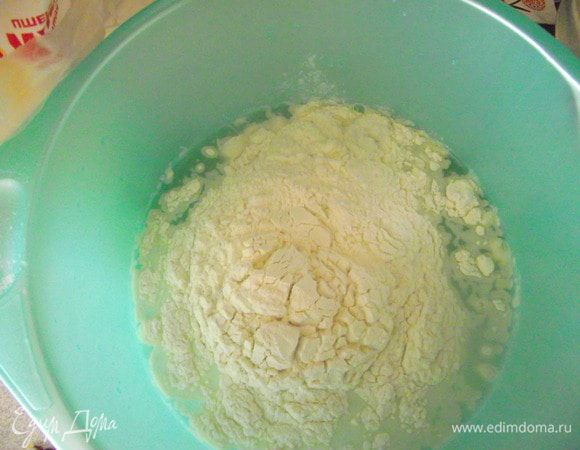 Растворяем в воде соль, сахар, высыпаем просеянную муку и тщательно размешиваем, чтобы не было комков, пока не получится однородное тесто.