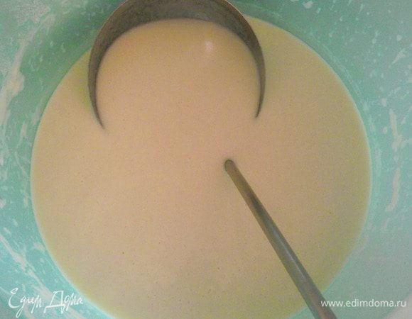 Добавляем соду и вливаем в тесто масло.Хорошо размешиваем.