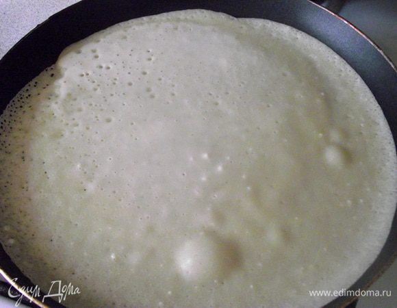 Смазываем сковороду один раз перед выпечкой растительным маслом и печем блины.