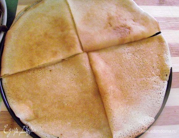 Выкладываем блины.