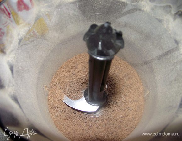 В блендере измельчаем Кантуччини или бискотти или орехи, я сделала шоколадные кантуччини( http://www.edimdoma.ru/recipes/36631)