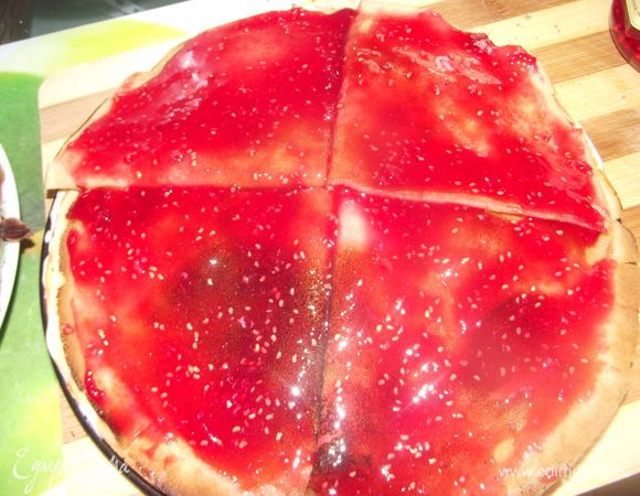 Выкладываем опять блины промазываем вареньем. Слои повторяем.