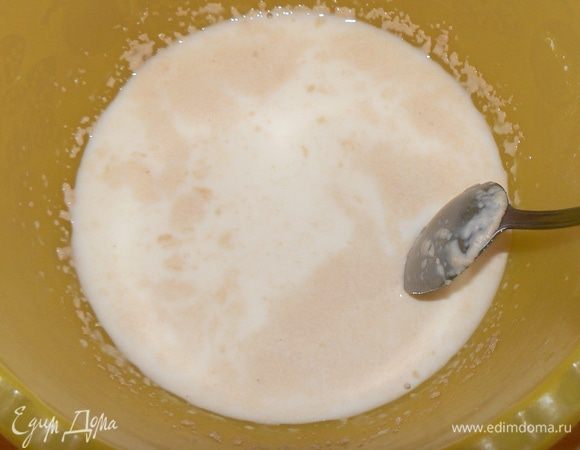  смешать молоко,  сахар и дрожжи. Оставьте на 10-15 минут