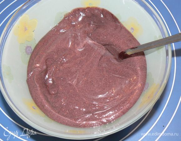 готовим на чинку:
черемуху залить горячим молоком,минуты 3 поварить.Пусть постоит ,распариться.
Затем добавить яйцо,творожный сыр, слегка взбить венчиком,до однородного состояния.