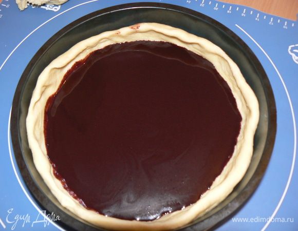 Выложить в форму тесто,сформировать бортики.Вылить начинку.Поставить в теплое место мин.на 20-30.
Затем поставить в духовку мин на 40.(начинка должна загустеть)