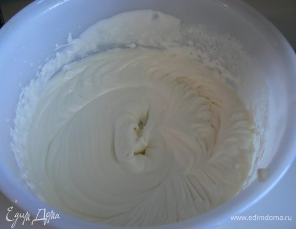 Взбить сливки с сахаром.