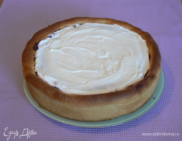 залить взбитыми сливками сверху.
Теперь можно наслаждаться душистой выпечкой!