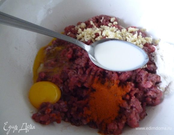 Приготовим фарш из говядины:мясо пропустить на мясорубке,добавить мелко нарезанный чеснок,паприку,желтки двух яиц,сливки,муку,посолить и поперчить.