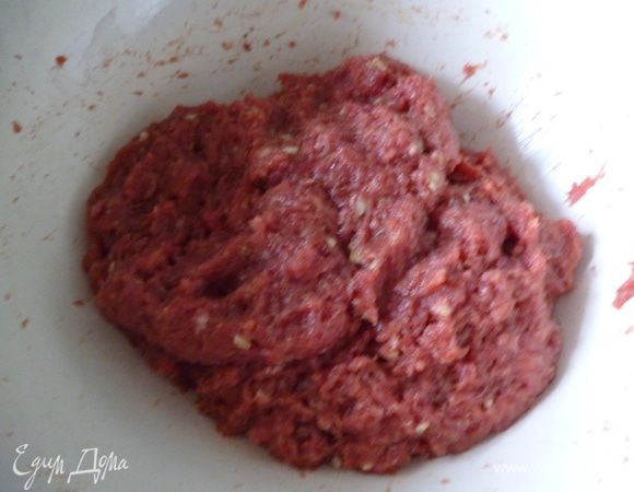 Хорошо перемешать и выбить фарш.