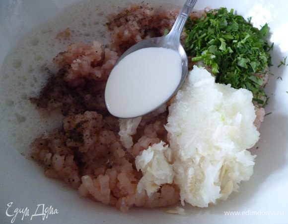 Приготовим куриный фарш:филе пропустить на мясорубке,добавить взбитые в пену белки двух яиц,натертую на терке луковицу,зелень,сливки,муку,посолить и поперчить.