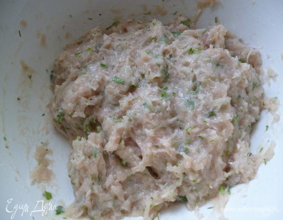 Фарш тоже перемешать и выбить.