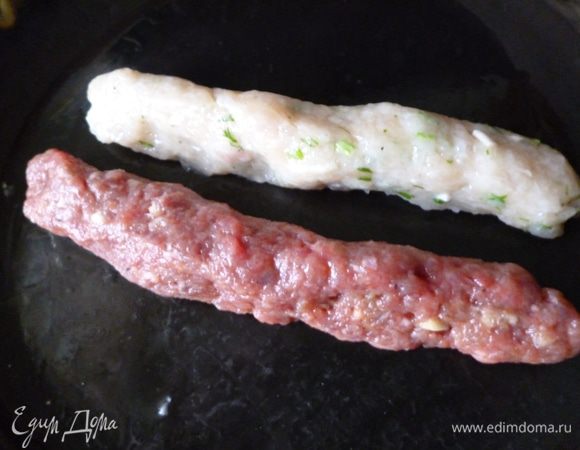 Теперь будем формовать колбаски.Руки смочим водой и из каждого фарша сделаем колбаску 2-2,5см толщиной.