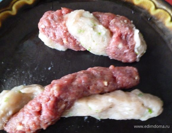 Затем переплетем эти колбаски жгутом и сформуем колбаску.