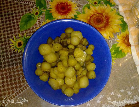 Огурцы нарезать кружочками. Желательно брать средней велечины огурчики.