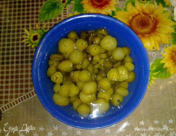 Залить огурчики водой, что бы вода вытянула немного кислоту из огурцов, на 30 мин.