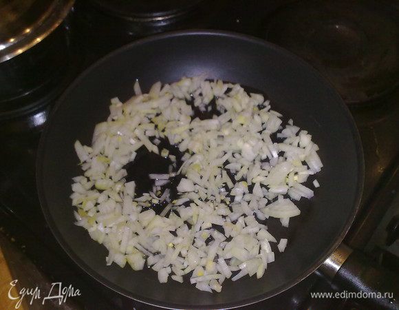 Лук мелко режим и обжариваем, на отдельной сковороде, до золотистой корочки.