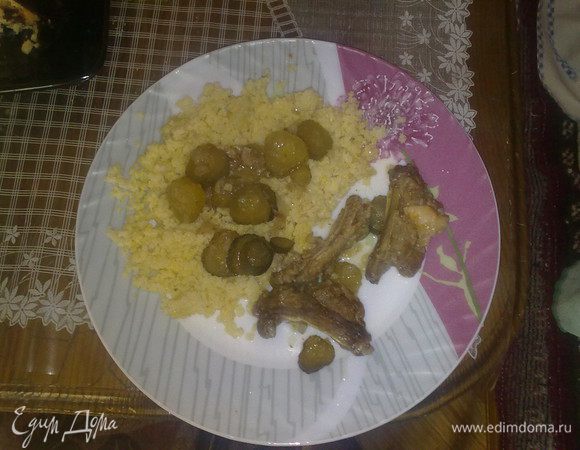 Заливаем водой и тушим около 20-30 мин, солить и перчить наши ребрышки не надо, они возьмут все специи и соль с огурцов.
Выкладываем на тарелку кашу поливаем ее подливкой с огурчиками и рядом ложем пару ребрышек.
Приятного аппетита.