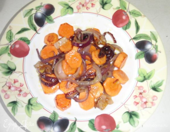 Лук и морковь почистить,порезать колечками и обжарить на масле (олив+слив).