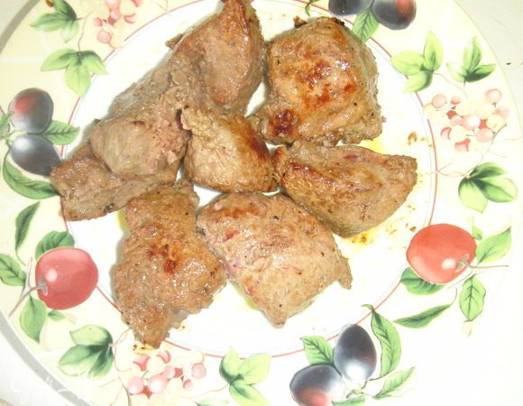 печень осв.от пленок промыть,порезать на неб.кусочки,обсушить на салфетке немного обвалять в специях и обжарить на масле(олив+слив). 