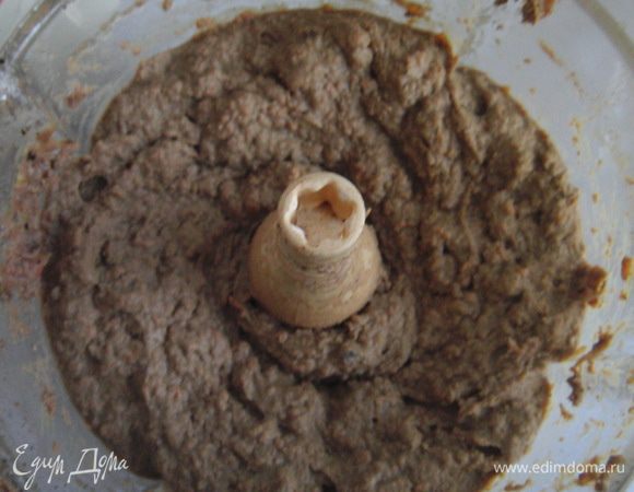 в готовый паштет можно добавить немного растоп.слив.масла и специй и еше раз пюрировать.